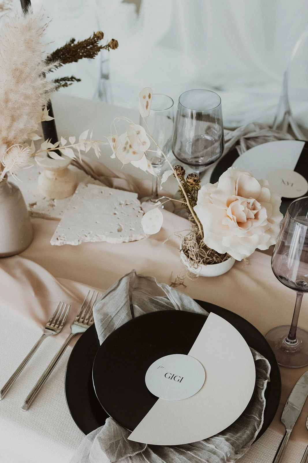 Elegant wedding table setting with pampas grass, dried flowers, white rose, and neutral tones in Hawaii